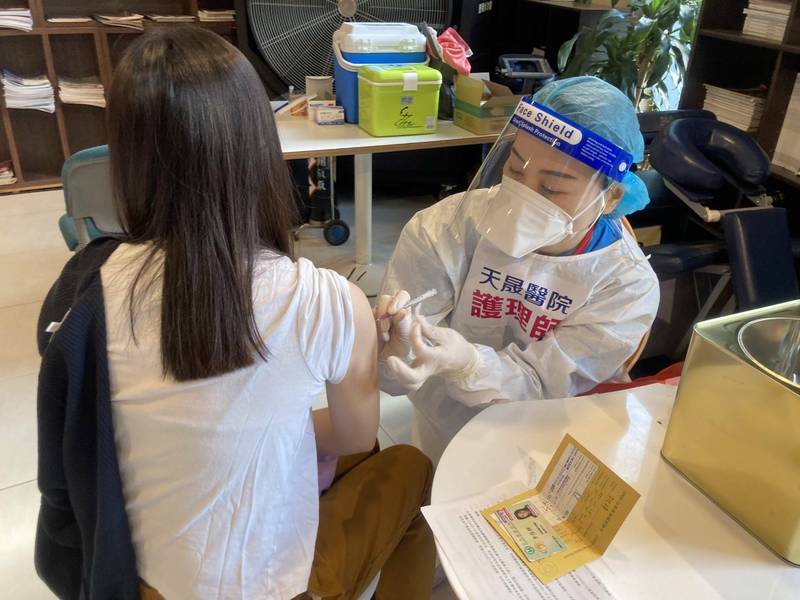 【自由時報】「天成快打法」效率高 2天近400華航機組員接種莫德納第三劑