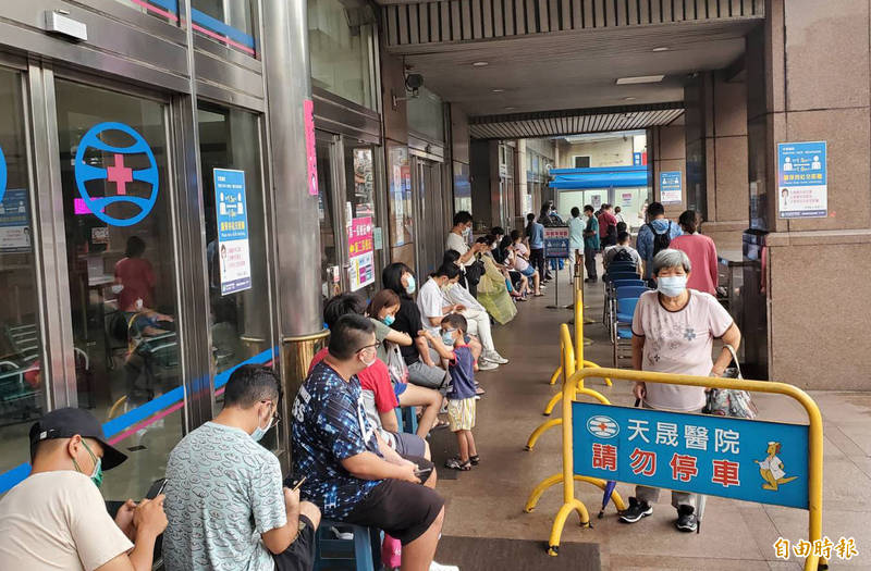 【自由時報】110萬細胞簡訊狂炸 中壢天晟醫院湧入篩檢人潮