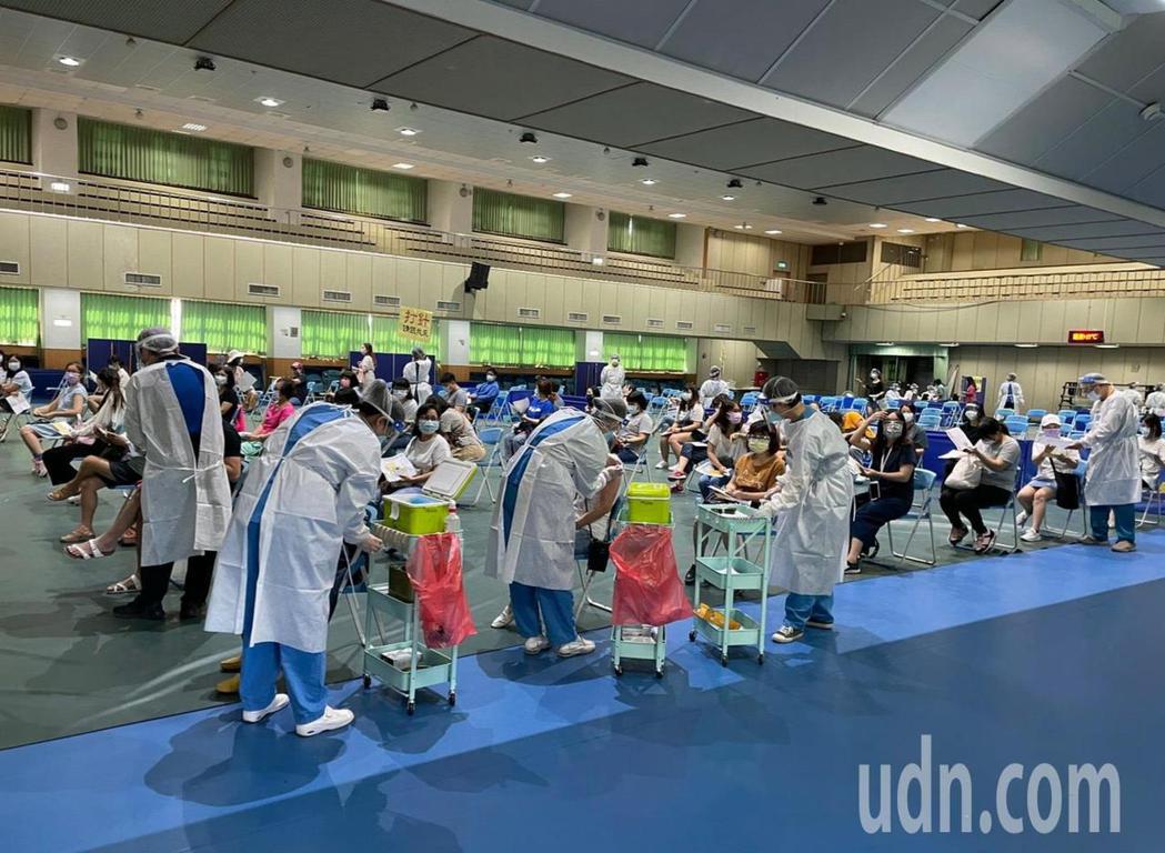 【經濟日報】桃園教職員開始打疫苗 老師盼爭取開學前打完第2劑