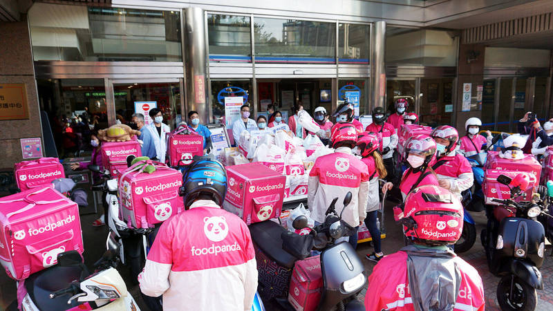 【自由時報】超暖心！「粉紅大軍」塞爆中壢這家醫院 外送愛心物資挺醫護