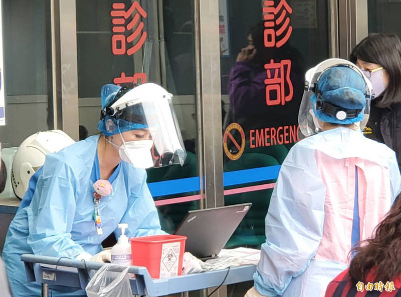 【自由時報】戴N95穿隔離衣！桃園各責任醫院篩檢站湧人潮 防疫再升級