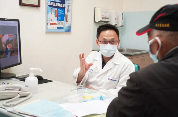 【自由時報】糾纏40年嚴重靜脈曲張宿疾 8旬翁接受微創手術後開心這件事